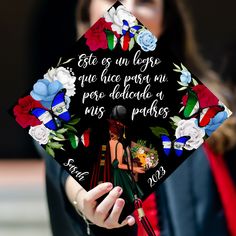 a woman wearing a graduation cap with flowers on it and the words est es un legende que face por en predeciado la nis pases