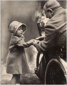 Princess Elizabeth shakes hands with a disabled soldier, c. 1929 Old Soldier, Elizabeth Of York, Age 3, Queen Elizabeth, Soldier, Queen, London, Black And White