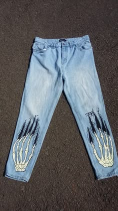 Diy Clothes Design Jeans, Jean Designs Paint, Paints On Jeans, Custom Distressed Jeans, Painting Ideas For Pants, Pants Design Drawing, Painted Jeans Designs, Jeans Pant Painting Ideas, Hand Painted Jeans Pants