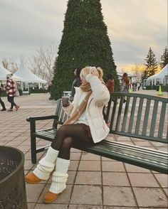 Aesthetic Winter Outfits Canada, Cute Christmas Market Outfit, Winter Outfit Earmuffs, Let Warmers Outfits, Snow Skirt Outfit, Timberland Skirt Outfits, Winter Earmuffs Outfit, Canada Fashion Winter, Earmuffs Outfit Aesthetic