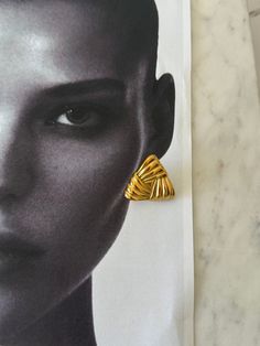 Heaven mayhem vintage earrings. Triangle earrings. Prom jewelry, summer jewelry Casual Jewellery, Jewellery Photo, Minimalistic Earrings, Jewelry Product Shots, The Mirage, Heart Fashion, Casual Jewelry, Pip Studio, Classy Jewelry