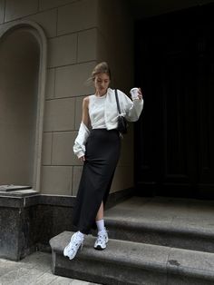 Hongkong Outfit, New Balance 530 Outfit, Black Skirt Outfits, New Balance Outfit, 사진 촬영 포즈, Casual Style Outfits, Black Skirt, Outfits Casuales