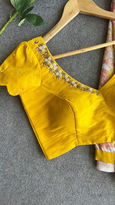 Product Descriptions : Yellow floral printed viscose silk designer saree with yellow liquid patti border works is paired up with yellow silk hand worked blouse having highlighted pearl hand works for neck View this post on Instagram A post shared by Handcrafted Sarees by Shobana Nithin (@threadslabel_india) View this post on Instagram A post shared by Handcrafted Sarees by Shobana Nithin (@threadslabel_india) Silk Pattern Blouse Designs, Yellow Designer Blouse, Back Blouse Designs For Saree, Yellow Saree Blouse Design, Off Hands Blouse Designs, Trending Blouse Designs For Silk Saree, Yellow Blouse Design Silk, Trending Blouse Back Designs, Pearl Blouse Designs