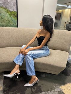 Silver Pointy Heels Outfit, Jeans And Pointed Heels Outfit, Silver Pointed Heels Outfit, Pointy Toe Heels Outfit, Jeans And Pointy Heels Outfits, Silver Shoes Outfit 2024, Outfits With Silver Heels