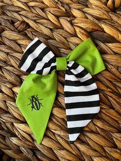 This adorable black, white and neon green beetle hair bow has the cutest colors and even features a little beetle. Bow is made using cotton fabric in two colors, black and white striped and shimmery neon green. Bow is sewn, then folded by hand into a sailor bow style.  Bow is approximately 5.25 inches in width. Custom sizes are available. Just message me for a custom listing.   Bow is securely mounted to your choice of 3-inch alligator clip or 3-inch French Barrette with a coordinating center. C Beetle Bow, Green Beetle, Halloween Hair Clips, Halloween Hair Bows, Bows For Girls, Halloween Bows, Bow Bow, Bow Clip, Halloween Hair