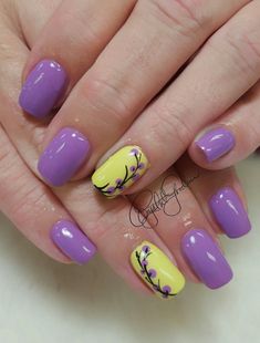 Acrylic Nail Designs For August, August Nail Ideas Simple, Spring Gel Nails Ideas Color Combos, Yellow And Purple Nails Ideas, Lilac Yellow Nails, Purple And Yellow Nail Art, Springtime Nail Designs, Nail Dipping Powder Designs Summer 2023, August Gel Nails Ideas