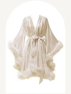 Offrez-vous le luxe avec notre robe en fourrure de plumes et en satin. Ce peignoir est confectionné avec de délicates plumes d'autruche pour une sensation somptueuse. Parfait pour se détendre ou ajouter une touche de glamour à toute occasion. Long Sleeve Feather Robe For Parties, Elegant Party Robe With Feather Trim, Elegant Feathered Evening Robe, Elegant Robe With Feather Trim For Wedding Night, Wedding Satin Robe With Feathers, Feathered Robe For Wedding Night, Elegant Wedding Robe With Feathers, White Satin Party Robe, Feathered Dresses For Wedding Night