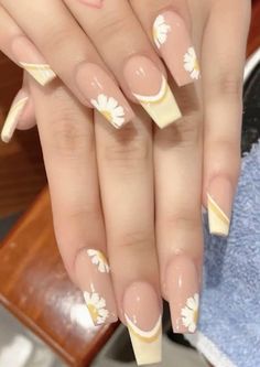 Acrylic Nails Yellow, Yellow Nail, Nails Yellow, Spring Acrylic Nails, Floral Nail Designs, Colorful Nails, Daily Nail, Cute Acrylic Nail Designs