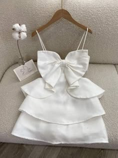 White Bow Dress For Birthday, White Birthday Dresses, Prom Dresses Mini, White Birthday Dress, Fest Temaer, Short Prom Dresses, Looks Party, Short Homecoming Dress, Grad Dresses