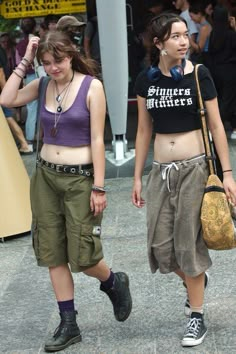 Baggy Y2k Summer, 90s Band Outfits, Jorts Outfit Idea Alt, 90s Grunge Women, Green Jorts Outfit Idea, Jorts Womens Fit, Jorts Outfit Idea, Jorts Women, Masc Outfits