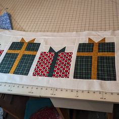 Christmas Present Table Runner PDF Pattern - Etsy Christmas Blocks, Winter Cross Stitch, Easy Christmas Gifts, Patchwork Quilt Patterns, Bed Runner