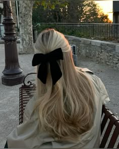 victoriaquitzau on ig Winter Hair Trends, Chique Outfits, Ribbon Hair, Winter Hairstyles