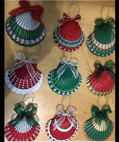 Painted Christmas Seashells, Sea Shell Christmas Tree Diy, Christmas Seashell Ornaments, Sea Shell Ornament, Diy Shell Ornaments, Shell Christmas Crafts, Seashell Ornaments Diy, Clam Shell Crafts, Sea Shell Painting