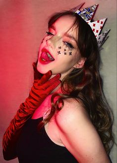 Red Queen Alice In Wonderland Costume, Red Heart Queen Costume, Red Queen Costume Diy, Queen Of Hearts Costume Diy Women, Alice In Wonderland Queen Of Hearts, Red Queen Halloween, Red Queen Makeup