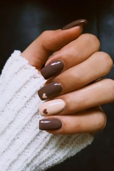 Quando se trata de escolher a cor do esmalte, muitas mulheres se encontram diante de um dilema: qual cor escolher que combine perfeitamente com todos os looks? SAIBA MAIS.... Brown Nails Design, Simple Fall Nails, Fall Nail Trends, Fall Gel Nails, Cute Nails For Fall, Beige Nails, Simple Gel Nails, Thanksgiving Nails, Brown Nails