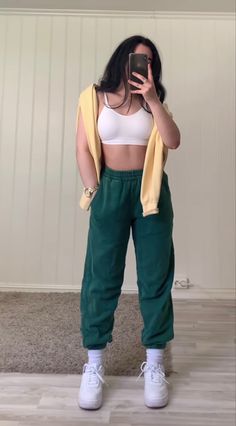 Green Sporty Outfits, Outfits With Green Joggers, Dark Green Joggers Outfit, Green Sweat Pants Outfits, Joggers Outfit Aesthetic, Green Sweats Outfit, Green Jogger Outfit, Green Joggers Outfit Casual, Green Sweatpants Outfit