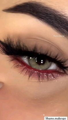 Make Up Facil, Quince Makeup Red, The Weeknd Inspired Tattoos, Spooky Eye Makeup, Cute Eyeshadow Ideas, Red Eyeliner Looks, Birthday Makeup Ideas, 2012 Makeup, Red Smokey Eye