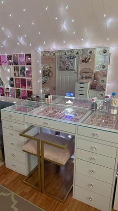 Vanity Impressions vanity #pink #girly #pinterest #vanityimpressions #pinkroom #pinklover #jewelry #jewleryorganization #vanityorganization Cute Vanity Mirror, Elegant Dorm Room, Vanity Room Decor, Vanity Makeup Rooms, Vanity Pink, Luxury Bedroom Sets, Dream Room Decor, Bedroom Ideas For Small Rooms Cozy