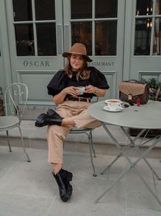 Coffee Shop Fashion Outfits, Coffee Shop Outfit, Chubby Girl Fashion, Spring Cafe, Coffee Date Outfits, Coffee Outfit, Midsize Outfits, Midsize Fashion, Chubby Fashion