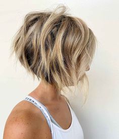 34 Hottest Chin-Length Hair Ideas (Haircuts Hairstyles) Kort Bob, Messy Bob Hairstyles, Messy Bob, Fine Straight Hair, Hair 2022, Stacked Bob Haircut, Choppy Bob Hairstyles