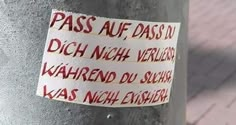 a sign attached to a pole that says pass auf pass do dich nich verliant wahrend du schlach was not enough