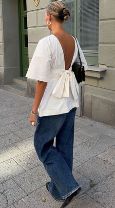 Coastal Granddaughter Work Outfits, Non Trendy Outfits, Copenhagen Summer Fashion, Newport Beach Outfits, White Bag Outfit Ideas, Poplin Outfit, Outfits With White Linen Pants, Cute Work Fits, Summer Clothes 2024