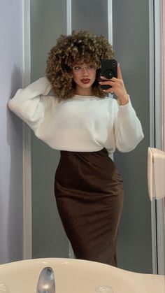 Outfit Elegantes, Evening Look, Curls For The Girls, Bodycon Outfits, Curly Hair Photos, Colored Curly Hair, Beautiful Curly Hair, Elegant Dresses Classy, Hairdos For Curly Hair