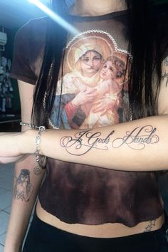 Virgencita Back Tattoo, Doll Face Tattoo, Angel Face Tattoo, Unique Neck Tattoos, Scar Ideas, Nun Tattoo, Lettering Chicano, Virgin Mary Tattoo, Tattoo Neck