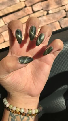 Green Tye Dye Nails, Cat Eye Nails Aesthetic, Cateyes Nails Green, Olive Cat Eye Nails, Nails Inspiration Cat Eye, Magnetic Green Nails, Lime Green Cat Eye Nails, Magnet Glitter Nails, Cat Eye Nails With Gems