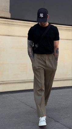 Style 2023 Men Fashion, Streetwear Neutral Colors, Men's Fashion Inspiration, Street Wear 2023 Men, Outfit Idea Men Streetwear, Short Guy Outfits Aesthetic, Model Off Duty Men Style, Outfits For Built Guys, Trendy Mens Fashion 2023