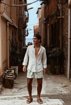 Mens Vacation Outfits, Tulum Outfits, Mens Beach Style, Essentials For Men, European Fashion Summer, Greece Outfit, Island Outfit