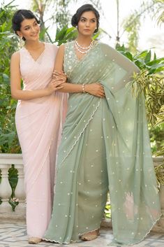 Chiffon Saree For Farewell, Birthday Saree Look, Customised Saree Designs, Pestal Colour Sarees, Pastel Sarees For Wedding, Graduation Saree Outfit Ideas, Light Colour Saree, Graduation Day Saree Ideas, Simple Elegant Saree