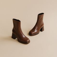 Boots à plateformes femme en cuir vieilli marron | Jonak Winter Shoes Aesthetic, Brown Booties Outfit, Brown Vintage Boots, 70s Shoes, Pretty Boots, 90s Boots, Brown Heeled Boots, Boots Ideas