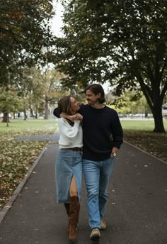 Christmas Card Ideas Picture Couple, Engagement Outfit Inspiration, Christmas Card Photo Couple, Casual Couple Photoshoot Outfit Ideas, Save The Date Photoshoot, Greenhouse Photoshoot, Fall Couple Photos