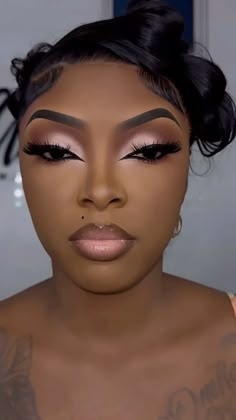 Makeup Looks Birthday, Birthday Makeup For Black Women, Make Up Looks Black Women, Maquillage Yeux Cut Crease, Birthday Makeup Looks, Face Beat Makeup, Glitter Makeup Looks, Prom Eye Makeup, Makeup For Black Skin