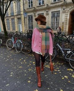 Nyc Winter Outfits Street Style, Pink Shirt Outfit Ideas, Pink Tights Outfit, Sally Albright, Pink Sweatshirt Outfit, Styling Scarves, Pink Cardigan Outfit, Styling Sweaters, Pink Shirt Outfit