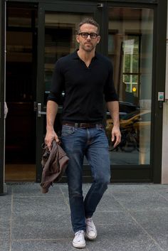 Fashion Men Over 40 Casual Street Styles, Mens Dark Jeans Outfit Casual, Casual Outfits For Men Over 40 Style, Ryan Reynolds Smart Casual, Mens Fashion 40 Year Old Style Men, Ryan Reynolds Fashion Outfits, Dress Shirt With Jeans, Ryan Reynolds Fall Fashion, Ryan Reynolds Clothing Style