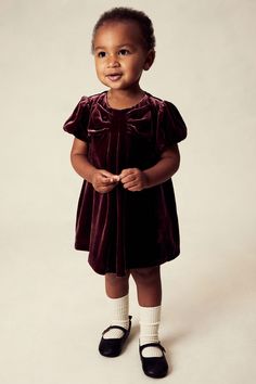 H&M Adorables. A-line dress in soft velvet made from a silk blend with a natural sheen and a smooth feel. Round neckline  keyhole opening at back with a button  and a decorative bow and pleats at front. Short puff sleeves with concealed elastic at cuffs. Lined. Velvet Dresses Outfit, Thanksgiving Dress, Decorative Bows, Girls Wardrobe, Soft Velvet, Velvet Dress, Christmas Outfit, Puff Sleeves, Kids Dress