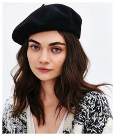 Black Beret, Wool Beret, Estilo Hippie, French Girl Style, Wool Berets, French Chic, Outfits With Hats, Cool Hats