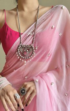 Girl Saree Dp, Gorget Saree, Saree Dp, Indian Dress Up, Indian Dresses For Women, Fashionable Saree Blouse Designs