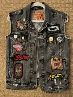 Denim Vest Patches, Battle Vest Outfit, Battle Vest Ideas, Battle Jacket Metal, Denim Battle Jacket, Punk Denim Jacket, Jean Jacket With Patches, Vest With Patches, Metal Vest