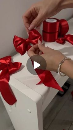 Noocx® - Smart Gadgets on Instagram: "Drop ❤️ if this is useful! Great content by @annamadamma. Follow her for more amazing content like this!. We make bows for the Christmas tree or for gift wrapping 🎁 3 wraps on the index finger, 3 wraps between the thumb and index finger, then thread through the top, spread the end, and voilà 🪄 #gifts" How To Make A Bow For A Gift, How To Make A Ribbon Bow, Diy Gift Bow, Bow Making Tutorials, Traditional Christmas Ornaments, Homemade Bows