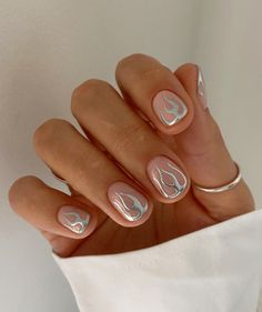 37 Chrome Nails Designs and Nail Art Ideas + Polish to Try in 2024 Nail Art Chrome, Chrome Manicure, Pink Chrome Nails, Minimal Nails Art, Nagellack Trends, Chrome Nails Designs, Blue Chrome, Hippie Nails, White Chrome