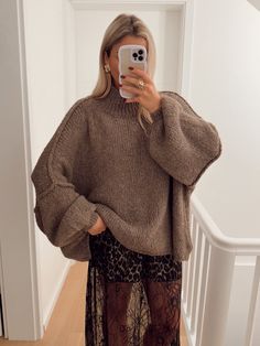 Ce pull oversize couleur chocolat est le cocon parfait pour affronter les journées fraîches avec style. Sa coupe ample et ses manches larges apportent une allure décontractée et tendance, tandis que sa couleur chaude s'accorde facilement à toutes vos tenues d'automne. Détails du produit : Matière : Maille épaisse en mélange de laine Coupe : Oversize avec épaules tombantes Couleur : Chocolat Détails : Col montant, manches longues et larges Finitions : Bords-côtes aux poignets et à la taille ... Oversized Brown Sweater For Winter, Oversized Brown Winter Top, Oversized Brown Knit Sweater, Oversized Ribbed Brown Sweater, Pull Large, Pull Grosse Maille, Pull Oversize, Camel, Ootd