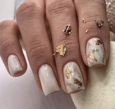 Nails Nude Cortas, Nails Marmur, Fall Nail Designs Gold Flakes, Fall Nails With Gold Foil, Nails Feuille D’or, Marble Nail With Gold Foil, Trendy Fall Nails Gold Foil, Magic Nails