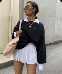 Stylizacje Kylie Jenner, Urban Outfitters Outfit, Classy Summer Outfits, White Tennis Skirt, Walking Down The Street, Girl Fashion Style, Skirt Trends, Outfit Jeans