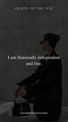 a woman sitting on the ground with her handbag in her lap and text that reads, i am financiallyly independent and free