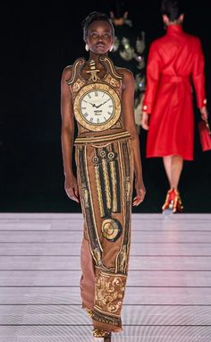 Runway documented Jeremy Scott novelty grandfather clock dress from his autumn / winter 2008 collection. Stretchy with unusual upturned shoulder pads, a keyhole opening in the turtle neck, long tapered sleeves, empire line bodice with the clock face whilst the pendulums are in the straight skirt element. Made in the USA from 100% wool, excellent gently worn vintage condition with no issues. Moschino's creative director, Jeremy Scott unveiled another grandfather clock dress in a surrealist nod du Musical Dress, Charles Frederick Worth, Met Gala Dresses, Carolyn Murphy, Collection Couture, Mae West, Vogue Us, Moda Paris, Taylor Hill