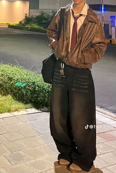 Aesthetic Streetwear Outfits Men, Men Leather Pants Outfits Street Styles, Black Denim Outfit Men, Clubbing Outfit Men, How To Style Black Jeans, Black Jeans Outfit Mens, Brown Jeans Outfit, Baggie Jeans Outfit, Jean Jacket Outfits Men