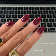 Simple Nail Designs Burgundy, Transition Fall Nail Colors, Nails Transition Summer To Fall, Good Nail Colors For Tan Skin, French Nails Creative, Short Red Fall Nails, Burgundy Biab Nails, Short Red Nails French Tip, Christmas Nails Burgundy And Gold